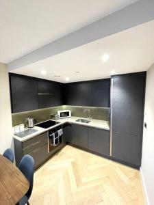 A cozinha ou cozinha compacta de Luxury City Centre Apartment