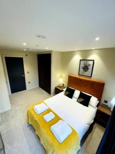 سرير أو أسرّة في غرفة في Luxury City Centre Apartment