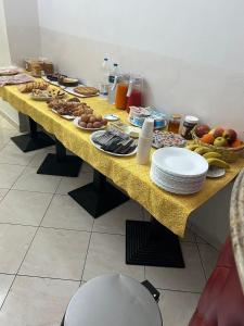 uma mesa longa com pratos de comida em Taverna Dantesca em Turim