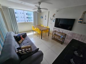 sala de estar con sofá y mesa en Flat Premium - Bessa - Praticamente Beira Mar, en João Pessoa