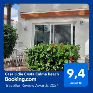 une maison blanche avec une fenêtre et une plante dans l'établissement Casa Lidia Costa Calma beach, à Costa Calma