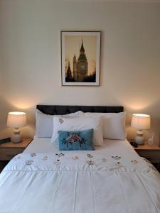 - une chambre avec un lit blanc et 2 lampes dans l'établissement Cozy bedroom in Lucan, Dublin, à Dublin