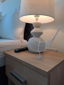 uma mesa com um candeeiro em cima de uma cama em Cozy bedroom in Lucan, Dublin em Dublin