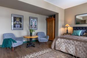 フディクスバルにあるWhite Brig Guesthouseのベッドルーム1室(ベッド1台、椅子2脚、テーブル付)