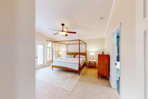 Schlafzimmer mit einem Bett und einem Deckenventilator in der Unterkunft Rock Manor in Flagstaff