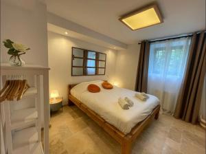 um quarto com uma cama com duas toalhas em Les Hôtes Saint Quenin - Chambre 1 - Piscine em Vaison-la-Romaine