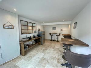 uma cozinha com um balcão e um lavatório num quarto em Les Hôtes Saint Quenin - Chambre 1 - Piscine em Vaison-la-Romaine