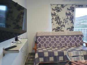 - une chambre avec un lit, une télévision et une fenêtre dans l'établissement Happy Paradise 2, à Telde