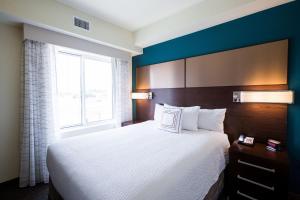 Tempat tidur dalam kamar di Residence Inn by Marriott Oklahoma City Northwest