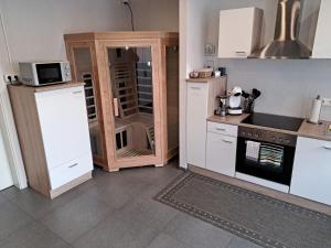 een keuken met een koelkast en een fornuis top oven bij Luxus-Appartement II in Übach-Palenberg