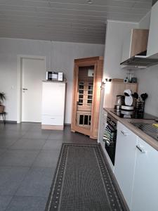 een keuken met witte kasten en een aanrecht bij Luxus-Appartement II in Übach-Palenberg