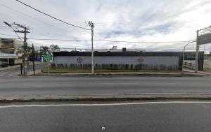 an empty street with a building with graffiti on it at Motel Fantasy 5 in Belo Horizonte