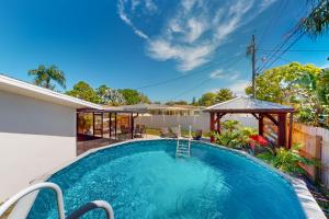 una piscina nel cortile di una casa di Bermuda Oasis a Seminole