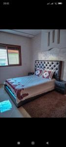 1 dormitorio con 1 cama grande en una habitación en FATIMA.MARHABA, en Azrou