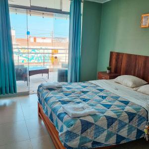1 dormitorio con cama y ventana grande en Hotel Costa Sur, en Camaná