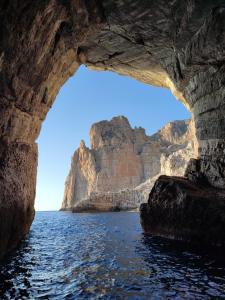 ein Blick auf den Ozean durch eine Höhle in der Unterkunft Isoladelmiele in Marettimo