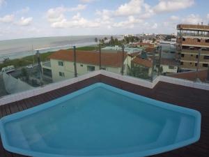 una piscina en la azotea con vistas al océano en Flat Premium - Bessa - Praticamente Beira Mar, en João Pessoa