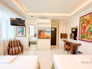 Habitación con 2 camas y escritorio. en GH Alexander Hotel, en Guayaquil