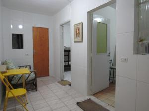 瓜鲁柳斯Hostel Brasil Gru的一间有走廊的房间，走廊里有一扇门和一张桌子