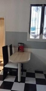 einen Tisch und einen Stuhl mit rotem Gerät in der Unterkunft appartement centre de Cannes in Cannes