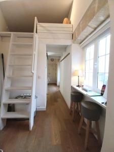 Kleines Zimmer mit einem Schreibtisch und einem Hochbett in der Unterkunft Estudio Boutique Arenal - Cama buhardilla in Jerez de la Frontera