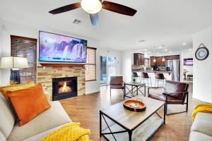 un salon avec une cheminée et une télévision dans l'établissement Heritage Haven Villa, à Las Vegas