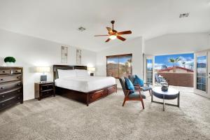 une chambre avec un lit et un ventilateur de plafond dans l'établissement Heritage Haven Villa, à Las Vegas 60 autres photos