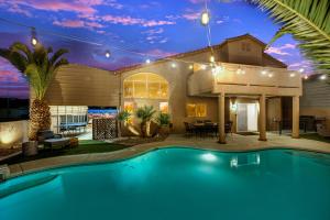une maison avec une piscine dans la cour dans l'établissement Heritage Haven Villa, à Las Vegas