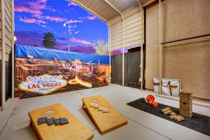 Cette chambre dispose d'une grande fenêtre avec un panneau Las vegas. dans l'établissement Heritage Haven Villa, à Las Vegas