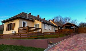 a house with a fence in front of it at Faluvégi Vendégház Szentgyörgyvár in Szentgyörgyvár