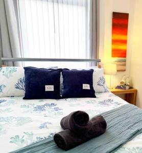 un osito de peluche sobre una cama en 3 BDR House ,Free Parking ,Netflix ,WiFi, Near City Centre and Stockport en Mánchester