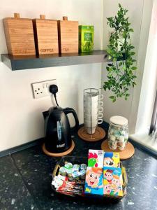 eine Küchentheke mit Kaffeemaschine und Mixer in der Unterkunft 3 BDR House ,Free Parking ,Netflix ,WiFi, Near City Centre and Stockport in Manchester