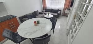 uma mesa de mármore e cadeiras numa sala de estar em Appartement centre de Annemasse em Annemasse