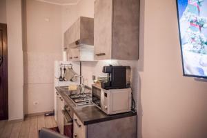 una cucina con forno a microonde e piano cottura forno superiore di Appartamento Gufetto a Banchette