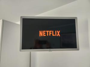 un televisor con las palabras netflix en la pantalla en Casa al mare Orchidea en Cala Gonone