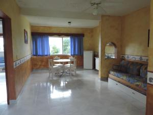 a living room with a table and chairs and a kitchen at Dorados Conventions & Resort in Oaxtepec
