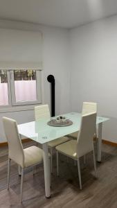 a white table and chairs in a room at La de Fredyy - Tres Marias Apartments in Redondela