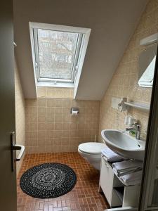 łazienka z umywalką, toaletą i oknem w obiekcie Chalet MOOS w mieście Todtmoos
