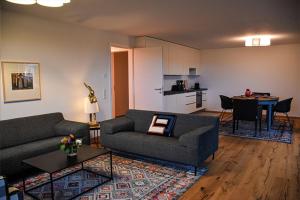 een woonkamer met een bank en een tafel bij Ferienwohnung Bodenseeblick Nr 7 in Scheidegg