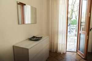 a table with a bowl on it next to a door at CasaDilva in Chioggia