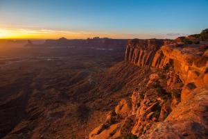 una vista del Gran Cañón al atardecer en 2K Top Floor Moab RedCliff Condo, POOL & HOT TUB, en Moab