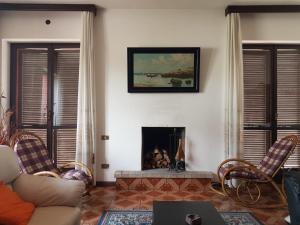 - un salon avec un canapé et une cheminée dans l'établissement Villa Matilde, à Pescara