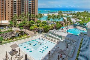 - une vue aérienne sur un complexe avec 2 piscines et l'océan dans l'établissement Ilikai Tower 1936 Lagoon View 1BR, à Honolulu