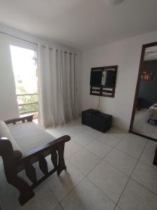 sala de estar con sofá y TV en Residencial Fran Chiattone, en Natal