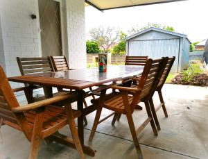 un tavolo e sedie in legno su un patio di The Winemakers Quarters a Tanunda