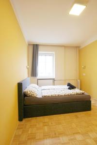 ein Schlafzimmer mit einem Bett in einem Zimmer mit einem Fenster in der Unterkunft Double Room in Hütteldorfer Straße Area in Wien