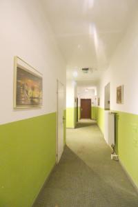 einen leeren Flur mit grünen und weißen Wänden in der Unterkunft Double Room in Hütteldorfer Straße Area in Wien