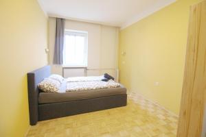 ein Schlafzimmer mit einem Bett in einem Zimmer mit einem Fenster in der Unterkunft Double Room in Hütteldorfer Straße Area in Wien