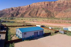 モアブにあるBig Blue - Moab's Adventure Basecamp!の山を背景にした建物の空中
