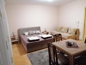 uma sala de estar com um sofá e uma mesa em Apartmani Kesten-Vrnjačka Banja em Vrnjačka Banja